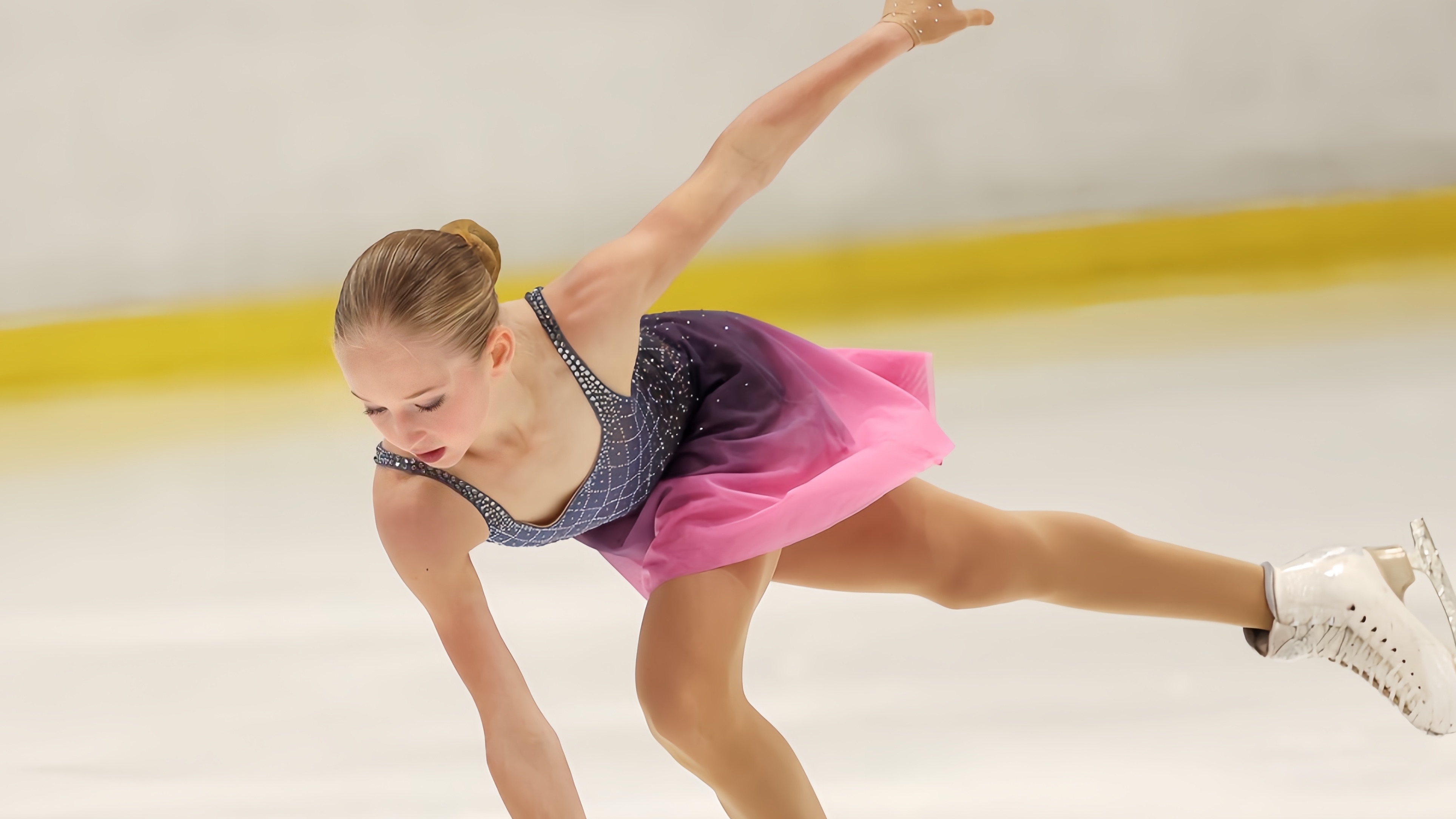 俄罗斯球员精彩弧线球,轻松进球视频